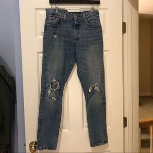 🎠LEVI’S🎠 DISTRESSED RIPPED JEANS NWOT